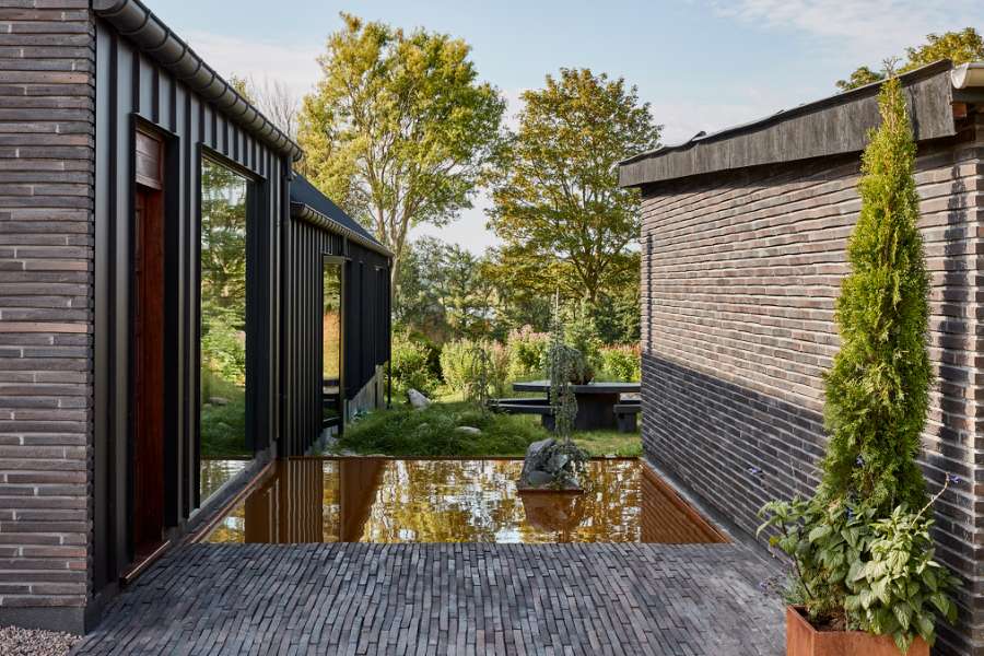 ”Royal” dør – fundet på Christiania, monteret på facade af stål, Volstrupvej 63, 9240 Nibe